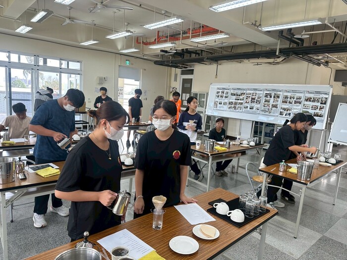 學務處諮商輔導組114年11月與餐旅科合辦圖片